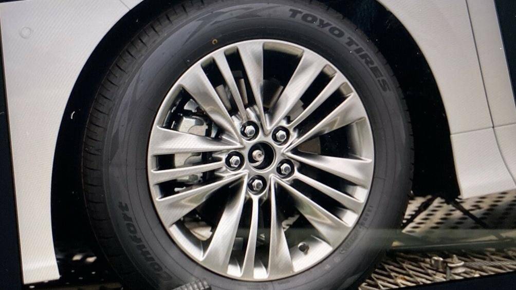 Tiếp đến là các loại vành la-zăng có đường kính từ 17 - 19 inch, tùy phiên bản, và cửa lùa chỉnh điện