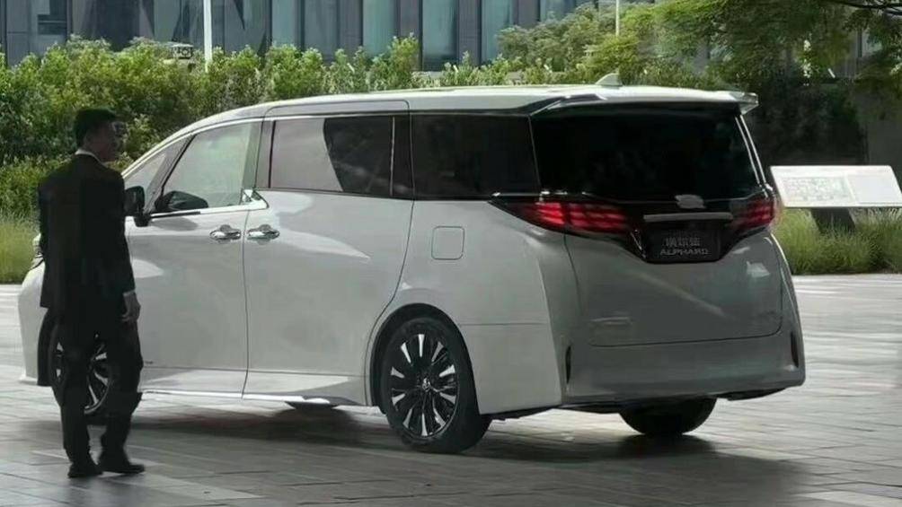 Phía sau xe cũng có nhiều thay đổi so với thế hệ cũ như cụm đèn hậu OLED, nẹp màu đen bóng tích hợp tem chữ nổi "Alphard" và nẹp mạ crôm bao quanh kính chắn gió