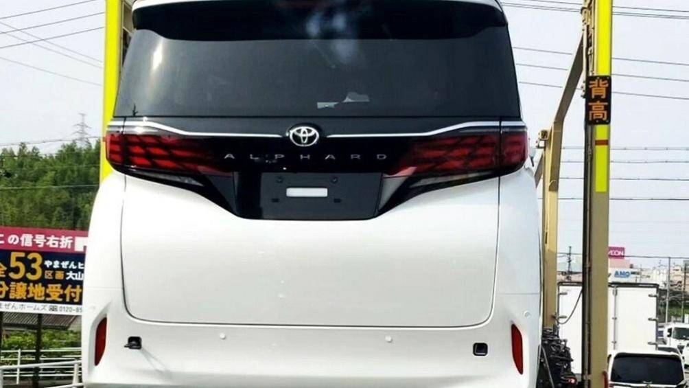 Thứ hai là hệ truyền động hybrid với động cơ xăng 4 xi-lanh có tên mã A25A-FXS, dung tích 2.5L và mô-tơ điện.