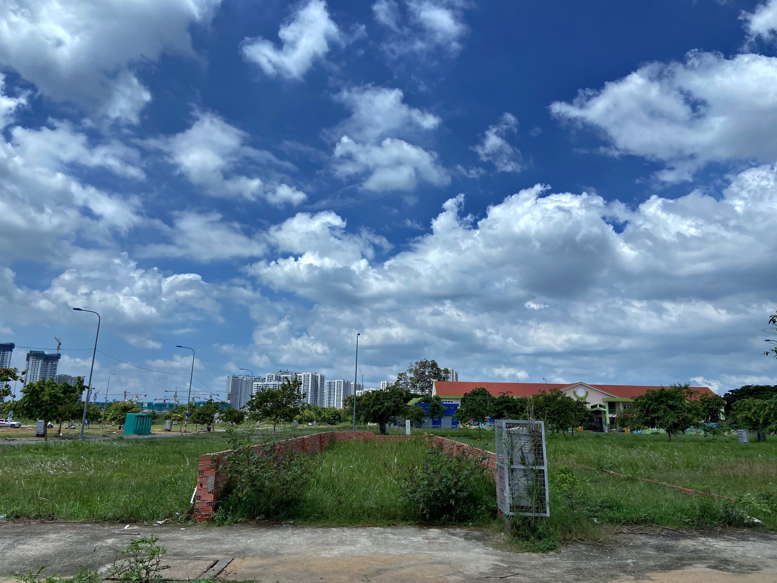 Một vị trí mặt bằng được rào lưới để phân chia ranh giới đất tại khu tái định cư Long Bình.
