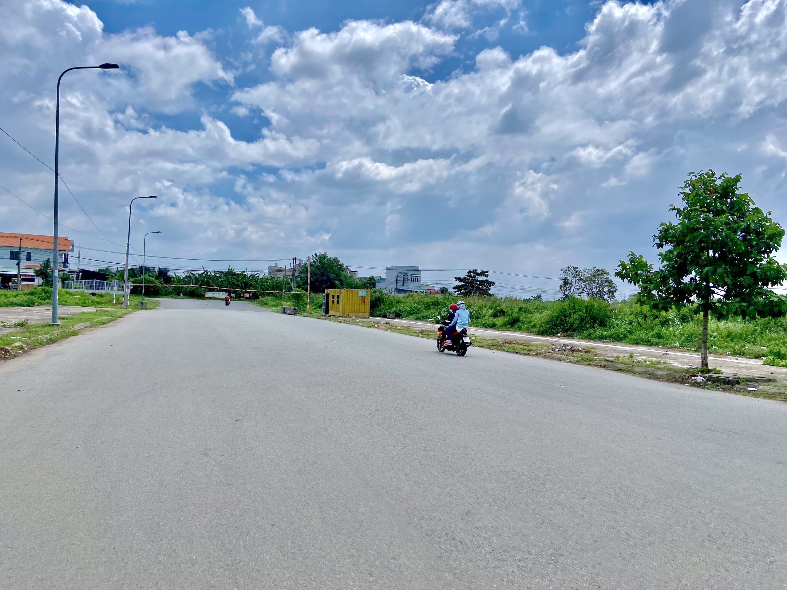 Tuyến đường 9A nằm ở trung tâm khu đất này có hai mặt tiếp giáp là đường số 6 và đường 10A có mặt cắt ngang rộng rãi, thông thoáng.