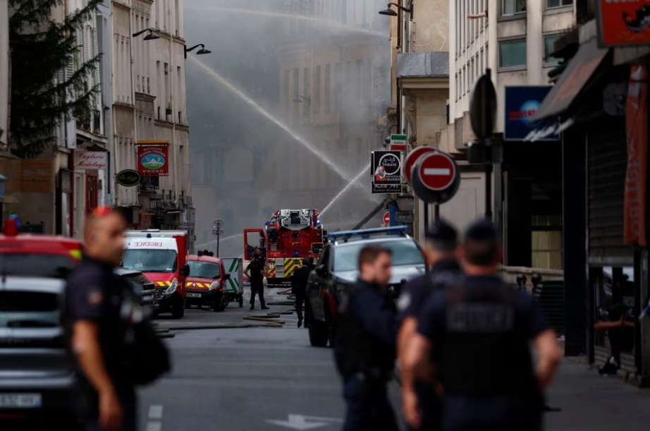 Vụ nổ xảy ra trên phố Rue Saint-Jacques (kéo dài từ Nhà thờ Đức Bà Paris tới Đại học Sorbonne) ở Thủ đô Paris, Pháp vào khoảng 16h55 (giờ địa phương) ngày 21/6, khiến ít nhất 37 người bị thương; 2 người mất tích. Trong số người bị thương có 4 người đang nguy kịch. (Ảnh: Reuters)
