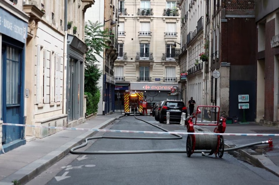 Anh Khal Ilsey - nhân viên tại quán bar trên phố Rue Saint-Jacques, cho biết sau khi nghe thấy tiếng nổ lớn, anh liền chạy ra ngoài và nhìn thấy đám cháy dữ dội ở cuối phố. (Ảnh: Reuters)