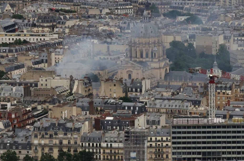 Theo công tố viên Paris Laure Beccuau, các dấu hiệu ban đầu cho thấy vụ nổ bắt nguồn từ bên trong tòa nhà đặt cơ sở của Học viện Mỹ tại Paris. Các điều tra viên sẽ tìm hiểu liệu có xảy ra tình trạng vi phạm quy định an toàn tại tòa nhà hoặc một cá nhân nào đó đã hành động sơ suất hay không. (Ảnh: Reuters)
