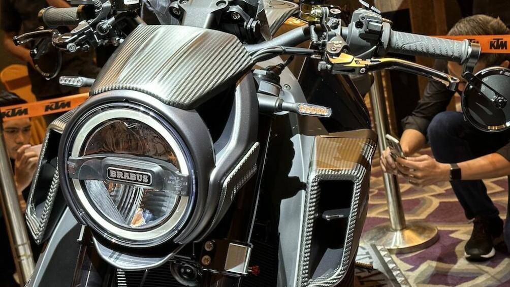 Khác với nguyên bản, Brabus 1300R Edition 23 sử dụng cụm đèn pha LED tròn tạo hơi hướng cổ điển, có kèm logo Brabus bên trong chóa đèn