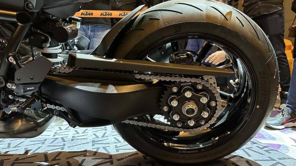 Bên cạnh đó, Brabus cũng sử dụng kỹ thuật CNC đặc trưng của mình ở nhiều chi tiết bằng vật liệu nhôm như kẹp ba, gác chân