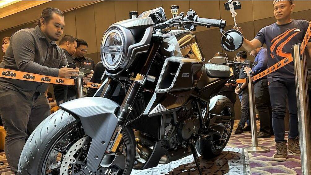 Tổng cộng có 290 chiếc Brabus 1300R Edition 23 được bán ra trên thị trường với 2 màu đỏ và đen chia đều mỗi màu 145 chiếc. Mẫu xe bán tại Malaysia là màu đen