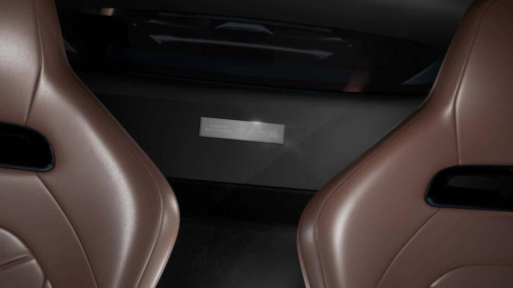 Beckham đã kết hợp màu xanh ngoại thất cùng da màu nâu cho nội thất