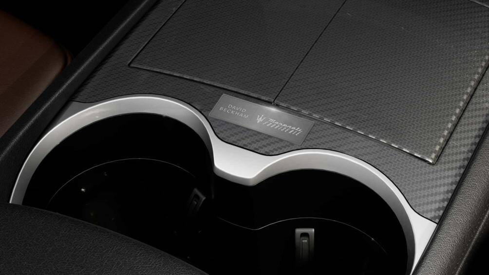 Những chiếc xe mang màu sắc của bộ sưu tập Fuoriserie Essentials này sẽ có tấm kinh loại tôn vinh sự hợp tác