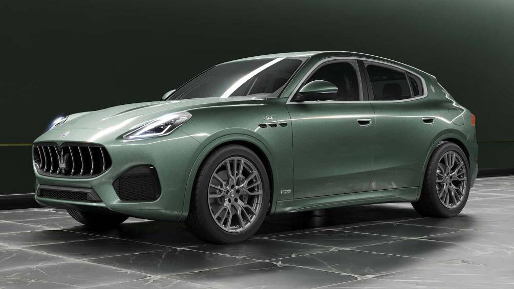 Màu xanh lá cây mới được sơn lên Grecale, kết hợp với nội thất bọc da màu nâu