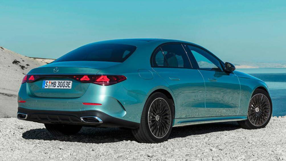 5. Mercedes-Benz E-Class 2023 (giá khởi điểm: 56.750 USD)