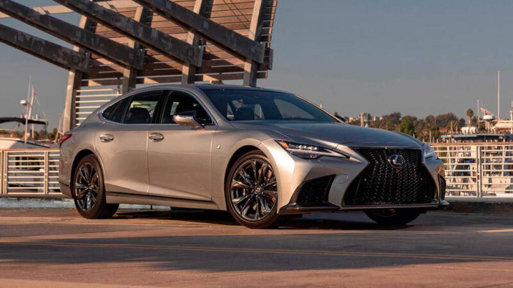 7. Lexus LS 2023 (giá khởi điểm: 77.535 USD)