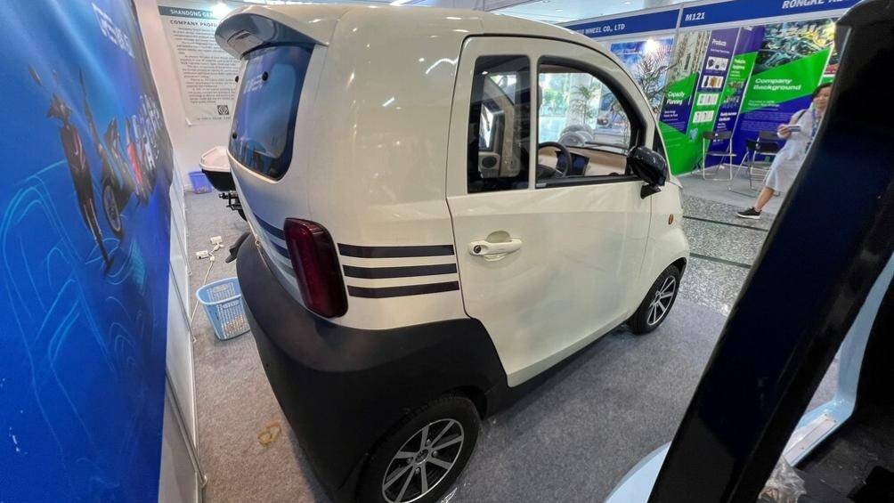 Zhidou A01 có kích thước dài, rộng và cao lần lượt là 2.500 x 1.202 x 1.625 mm, nhỏ hơn cả chiếc ô tô điện Wuling Hongguang Mini EV cũng sắp bán tại Việt Nam