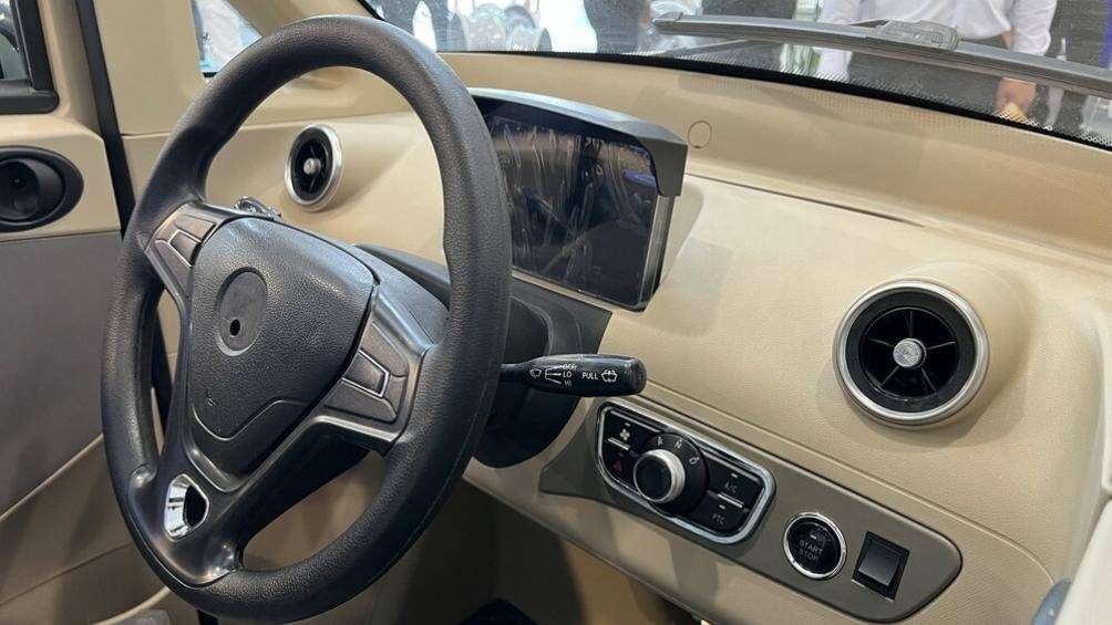 Xe không có màn hình giải trí, nếu như người dùng muốn phát nhạc phải cắm qua USB vào bảng điều khiển nhỏ nằm bên trái vô-lăng