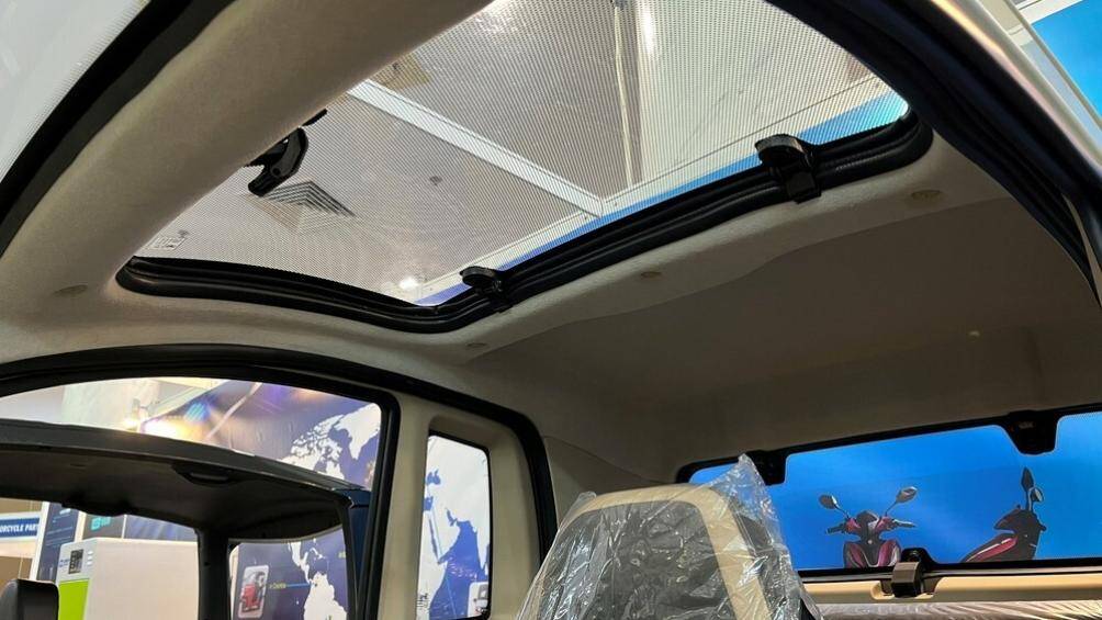 Bất ngờ nhất là mẫu xe này có trang bị thêm cửa sổ trời, đóng mở bằng tay, nhưng không có túi khí