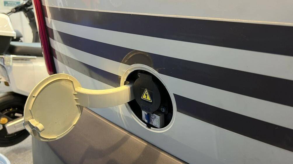 Xe sử dụng động cơ điện có công suất chỉ 2,2 kW. Tùy theo phiên bản, xe sẽ được trang bị pin axit chì hoặc là lithium 60V, 80Ah cho phạm vi hoạt động khoảng 100km