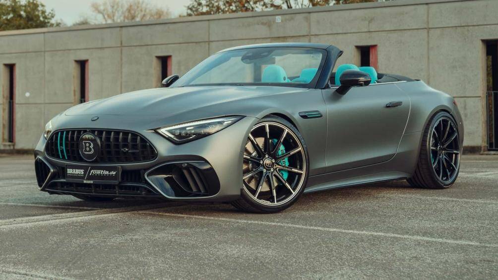 Ngoại thất của Mercedes-AMG SL63 là lớp sơn màu xanh mờ cùng đường viên đen bóng