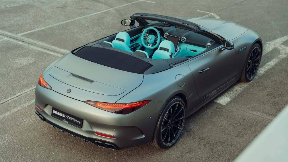 Các điểm nhấn màu xanh Tiffany trên lưới tản nhiệt trước, kẹp phanh, cánh gió bên và trang trí bộ khuếch tán bao phủ bên trong xe