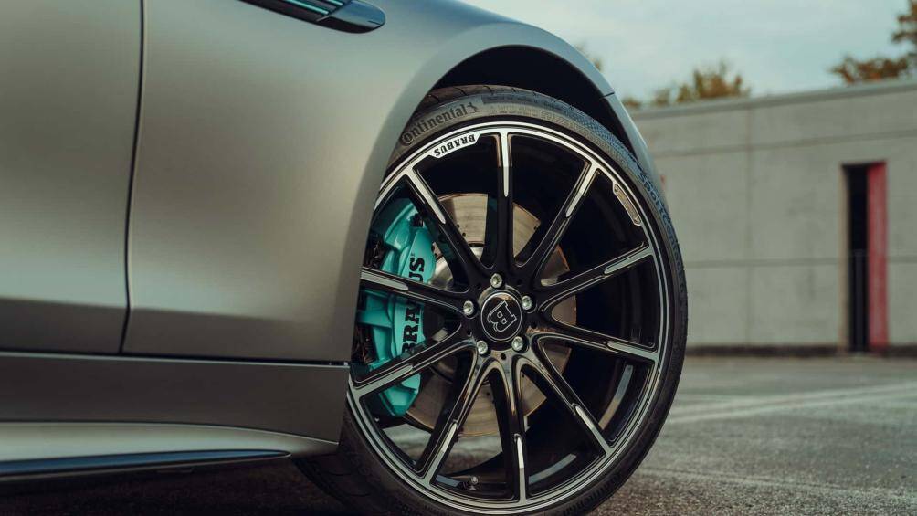 Mức giá khởi điểm của Mercedes-AMG SL63 từ 179.150 USD. Phiên bản SL55 có giá từ 138.450 USD, được trang bị động cơ V8 dung tích 4.0 lít tăng áp kép