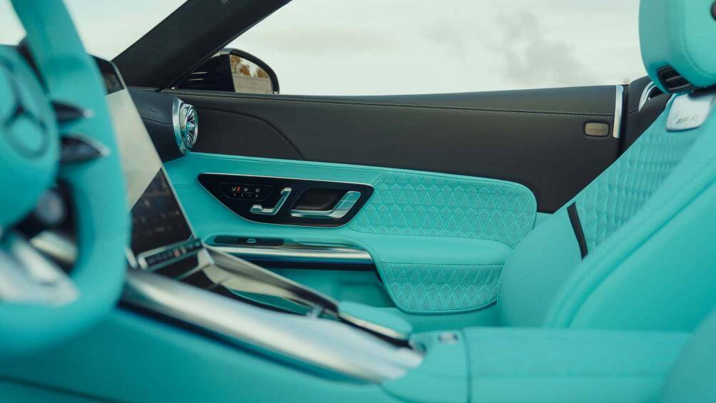 Một vài chi tiết có đường viền màu đen cùng chất liệu kim loại phá vỡ sắc xanh tươi sáng nhưng vô tình tạo nên dấu ấn cho không gian