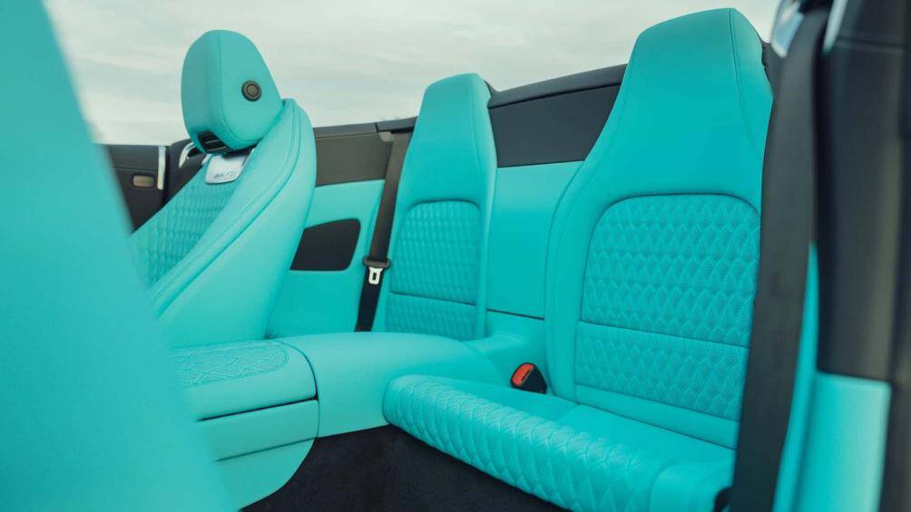 Hãng độ Fostla sử dụng da chần kim cương đục lỗ cùng các đường chỉ khâu màu xanh