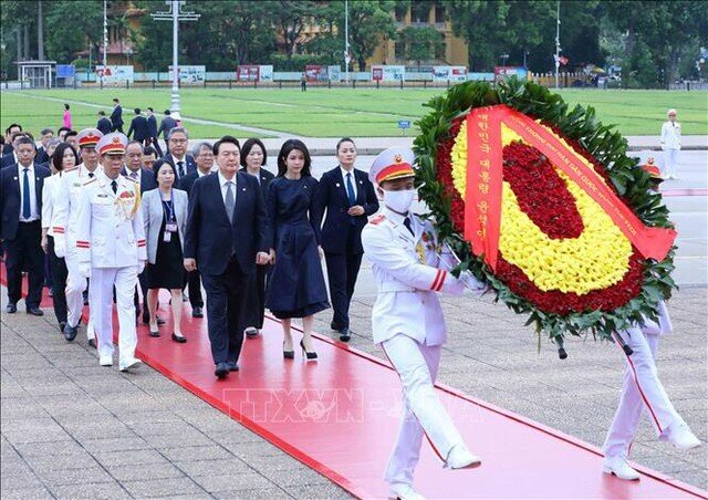 Trong chuyến thăm cấp Nhà nước tới Việt Nam, trước đó, Tổng thống Yoon Suk Yeol và Phu nhân, cùng Đoàn đại biểu cấp cao Hàn Quốc đến đặt vòng hoa, vào Lăng viếng Chủ tịch Hồ Chí Minh.
Đây là chuyến thăm cấp Nhà nước đầu tiên tới Việt Nam của Tổng thống Hàn Quốc Yoon Suk Yeol và Việt Nam cũng là nước Đông Nam Á đầu tiên ông tới thăm sau khi nhậm chức hồi tháng 5/2022.