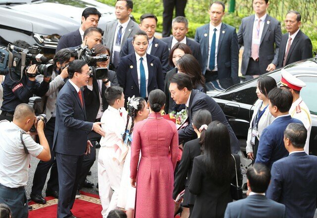 Sáng 23/6, lễ đón Tổng thống Hàn Quốc Yoon Suk Yeol và phu nhân được tổ chức trọng thể tại Phủ Chủ tịch. 
Đúng 9h, đoàn xe đưa Tổng thống, phu nhân và đoàn tiến vào Phủ Chủ tịch.
