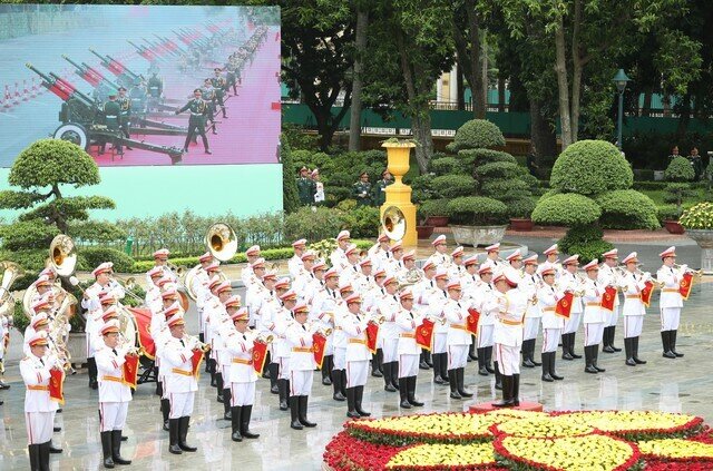 Quân nhạc cử Quốc thiều hai nước.