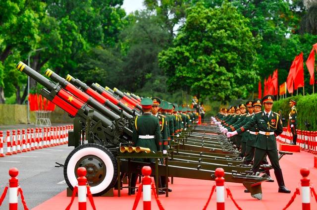 Trên nền quốc ca hai nước, 21 loạt đại bác rền vang từ Hoàng thành Thăng Long trong nghi thức chào đón cao nhất dành cho chuyến thăm cấp Nhà nước đầu tiên của nguyên thủ Hàn Quốc đến Việt Nam.