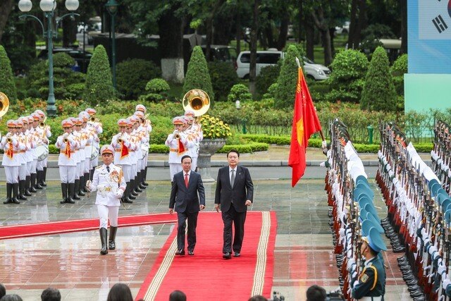 Chủ tịch nước Võ Văn Thưởng mời Tổng thống Hàn Quốc duyệt đội danh dự Quân đội nhân dân Việt Nam và hai nhà lãnh đạo cùng chứng kiến phần diễu binh chào mừng của Đội Danh dự Quân đội Nhân dân Việt Nam.
