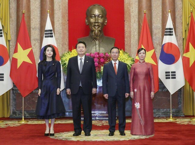 Sau lễ đón, Chủ tịch nước và Tổng thống Hàn Quốc tiến hành hội đàm.