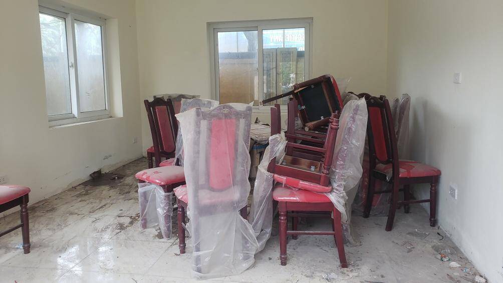 Tại khu vực được cho là nhà điều hành có nhiều bàn ghế vứt ngổn ngang, bụi bẩn.