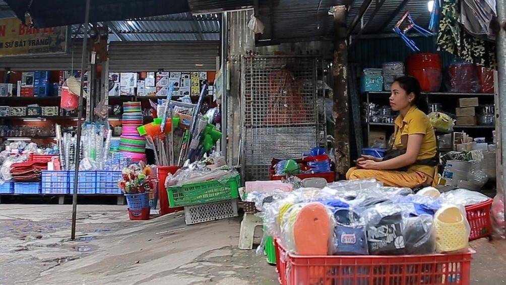 "Trước đây khi buôn bán ở chợ Phú Đô thì các tiểu thương buôn bán thuận lợi. Khi xây dựng chợ, chúng tôi phải chuyển về chợ tạm thì việc kinh doanh khó khăn. Chính quyền thì cứ hứa hết lần này đến lần khác nhưng mãi chưa được về chợ mới", một tiểu thương chia sẻ.