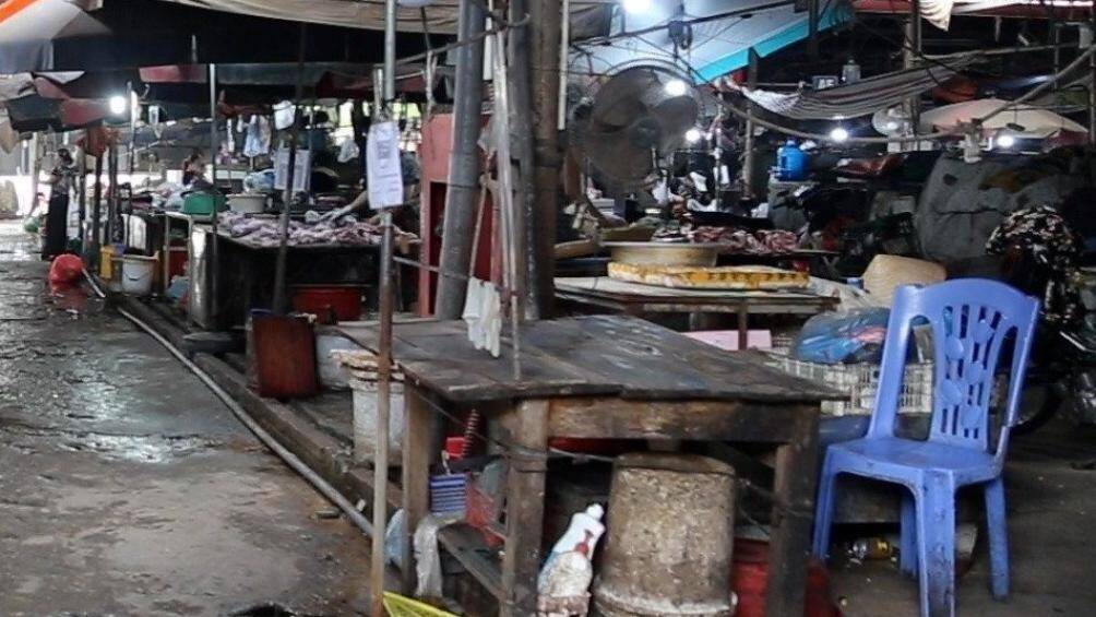 Trong khi chợ Phú Đô xây xong bị bỏ hoang, thì gần đó, các tiểu thương vẫn phải buôn bán trong chợ tạm xập xệ. Nhiều tiểu thương bày tỏ mong muốn sớm được về chợ mới.