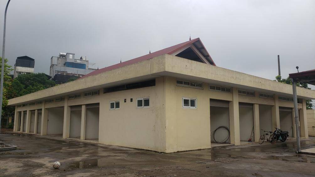 Các gian hàng ở chợ cũng được chia theo khu, phù hợp với nhu cầu mua bán của người dân như khu hàng tạp hoá, rau quả, thực phẩm...