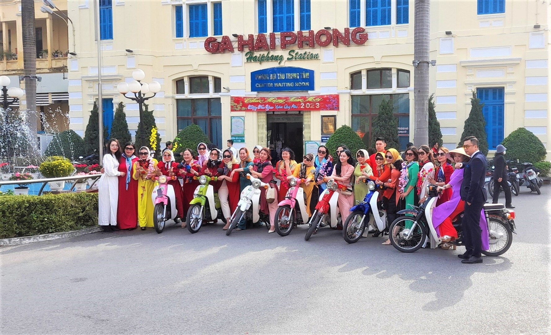 Nhà ga Hải Phòng hiện đang là điểm đến check-in hấp dẫn trên hành trình food tour Hải Phòng bằng tàu hỏa. Ảnh: Du khách tấp nập đến chụp ảnh