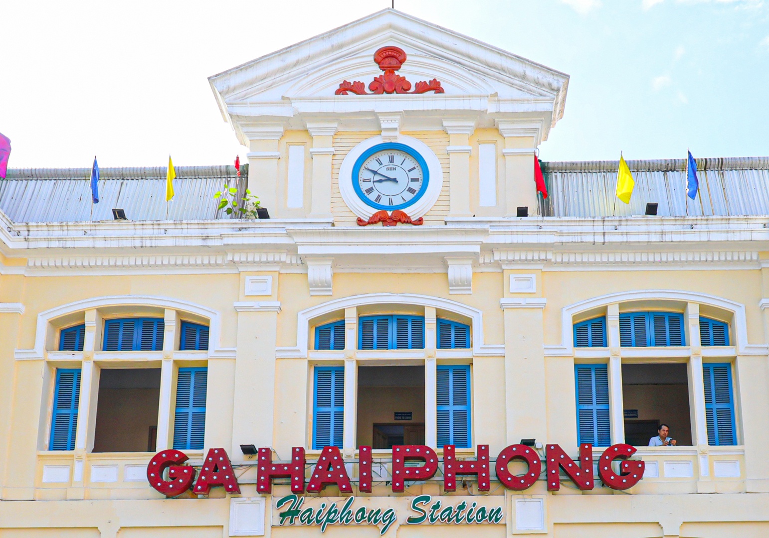 Mặt trước công trình nhà ga chính vẫn giữ nguyên, các nét kiến trúc ban đầu khi xây dựng như ô văng cửa sổ, khung cửa chớp..., đặc biệt là chiếc đồng hồ phía trên cùng. Ông Đặng Tiến Mạnh, Trưởng ga Hải Phòng cho biết, toàn bộ kết cấu nhà ga 2 tầng, hoa văn, sàn gỗ tầng 2, cầu thang gỗ... của nhà ga gần như còn nguyên bản, chỉ một số nét hoa văn, hay mái tôn... bị hỏng, phải làm mới.
