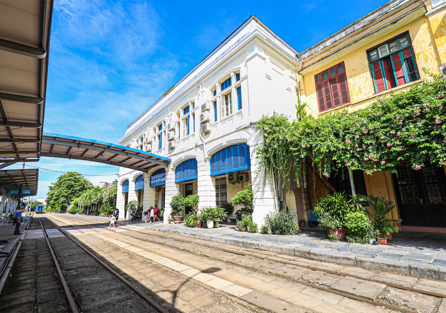 Phía trong nhà ga ngày nay, tuy có thay đổi các công trình phục vụ hành khách, tổ chức chạy tàu, nhưng cơ bản vẫn giữ được nét xưa. Ông Đặng Tiến Mạnh cho biết, nhà ga trúng bom Mỹ năm 1972, một bên dãy nhà 1 tầng bên phải bị san phẳng, sau xây lại thành nhà 2 tầng, không giữ được kiến trúc cũ. Tuy nhiên, với phần còn lại gồm nhà 2 tầng sảnh chính và dãy nhà phụ gần như vẫn giữ như cũ, chỉ cải tạo một số nội thất cho phù hợp với nhu cầu sử dụng hiện nay.