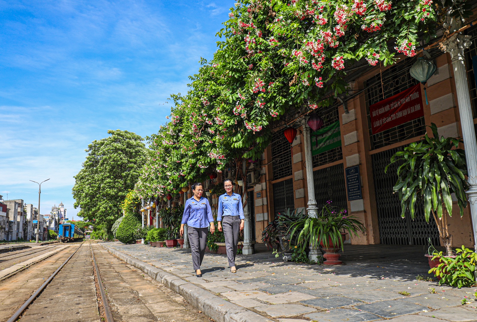 Dãy nhà phụ bên trái còn giữ nguyên kết cấu, kiến trúc và cả giàn hoa bằng nhôm đúc, hành lang lát đá xanh nguyên khối.