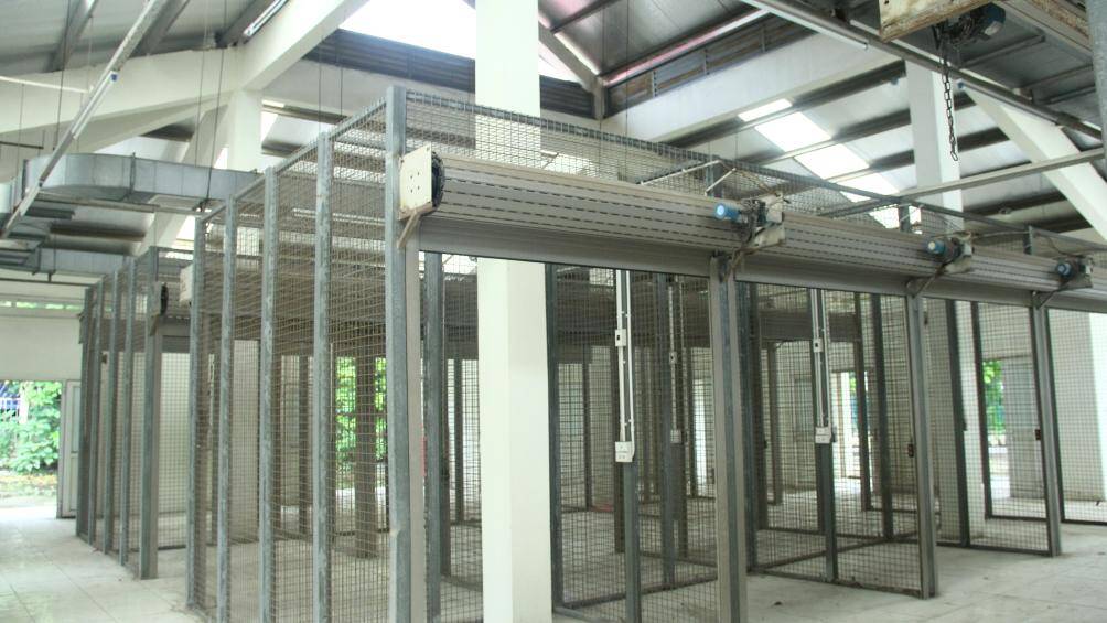 Một số máy móc, trang thiết bị bên trong chợ có dấu hiệu bị hư hỏng do lâu không sử dụng.