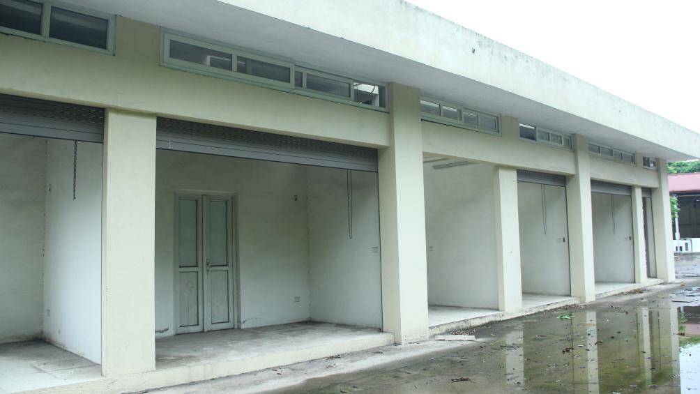 Tuy nhiên, sau hơn 7 năm hoàn thành, đến nay chợ Phú Đô vẫn đang trong tình trạng bỏ hoang, một số hạng mục đã bắt đầu có dấu hiệu xuống cấp.