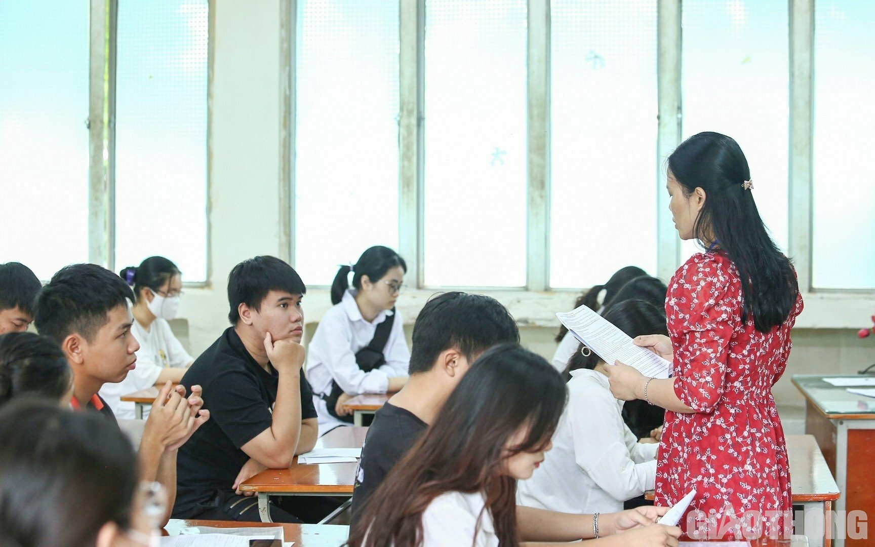 Bên cạnh đó, thí sinh sẽ nghe giám thị phổ biến về quy chế thi tốt nghiệp THPT,  lịch thi từng môn, các hiệu lệnh trống (hoặc chuông) được sử dụng tại điểm thi...