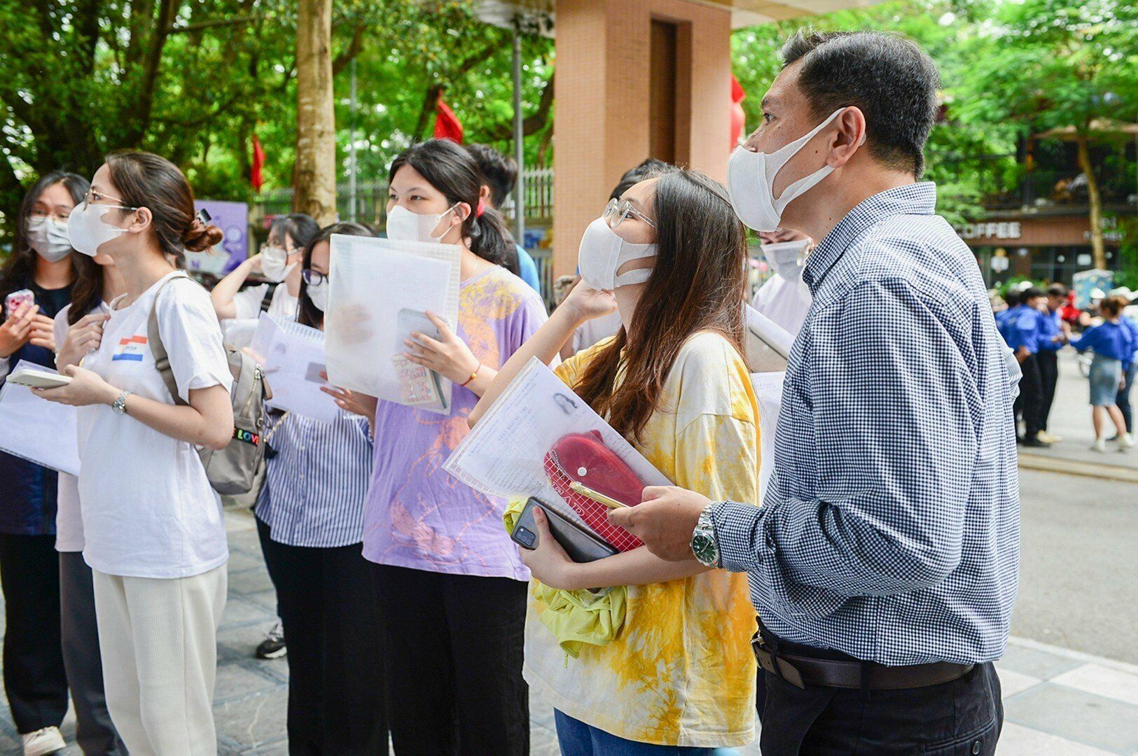 Các bậc phụ huynh đều không tránh khỏi lo lắng trước khi con bước vào kỳ thi quan trọng sau 12 năm đèn sách
