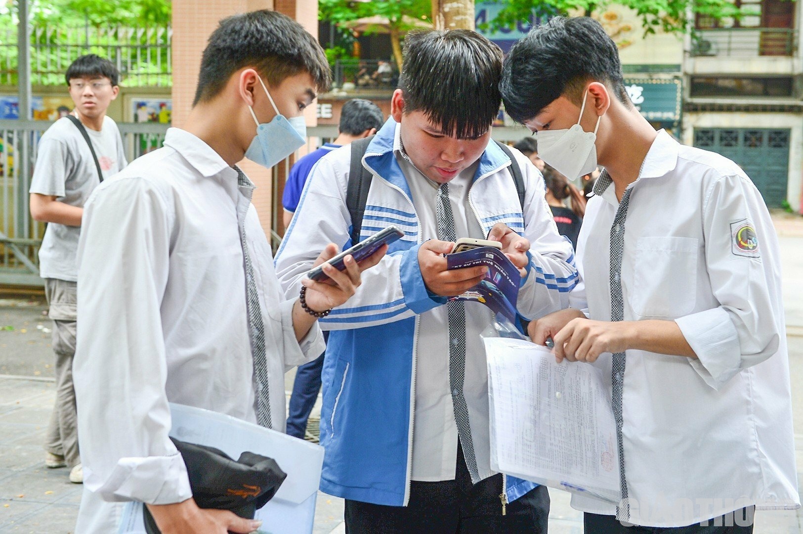 Năm nay, cả nước có hơn 1 triệu thí sinh đăng ký thi tốt nghiệp THPT, nhiều hơn năm ngoái khoảng 24 nghìn em. Trong đó, hơn 917 nghìn em sẽ dùng kết quả thi để vừa xét tốt nghiệp vừa xét tuyển sinh đại học