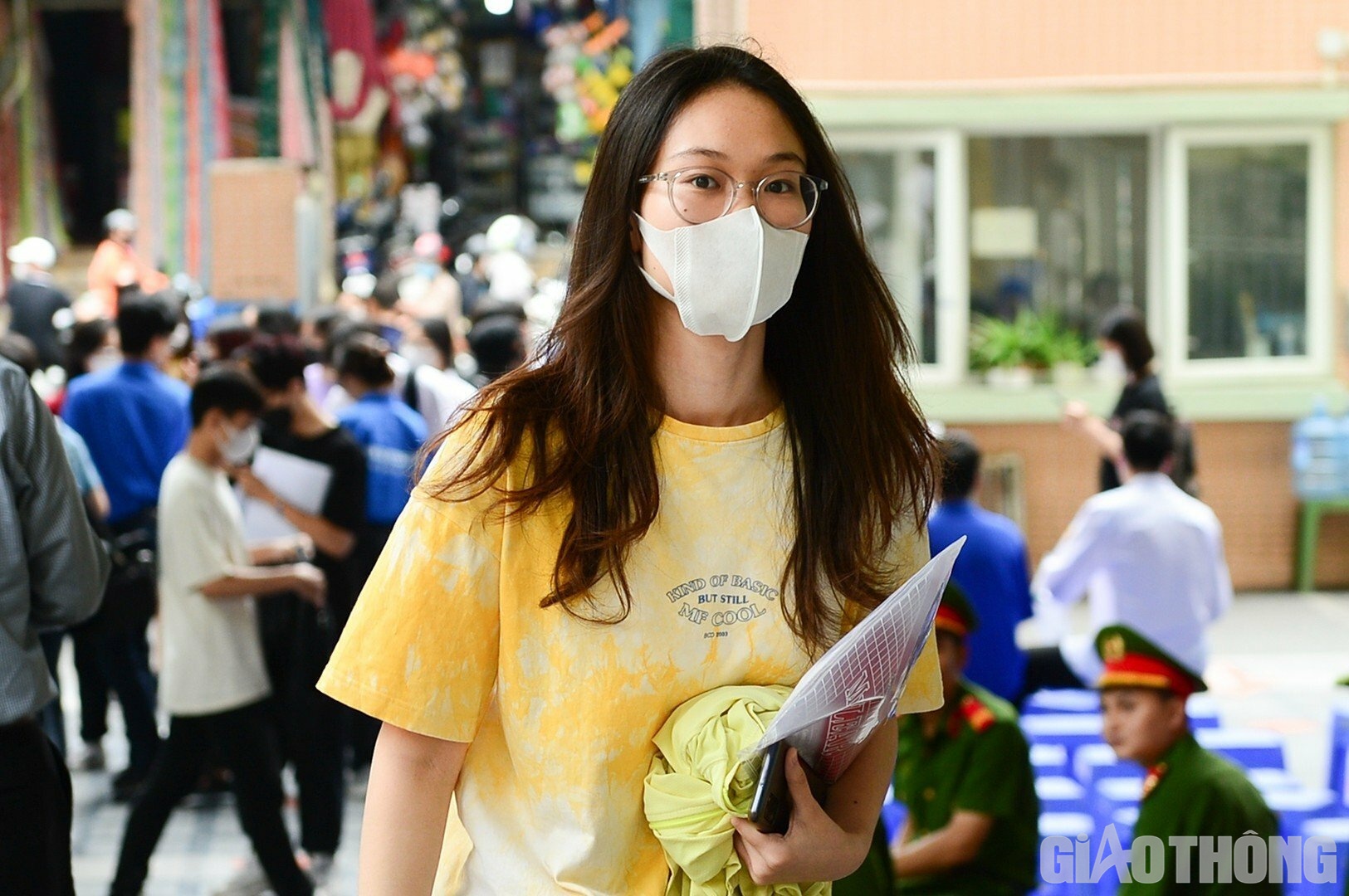 Thí sinh Nguyễn Châu Anh (quận Ba Đình) cho biết: "Mặc dù có chút lo lắng nhưng em vẫn cố gắng giữ cho mình một tâm lý thoải mái nhất. Các kiến thức cơ bản em đã nắm đầy đủ trong quá trình ôn luyện nên hiện tại chỉ cần đọc lại thêm 1 số công thức toán và các dàn ý bài văn những ngày gần đây"