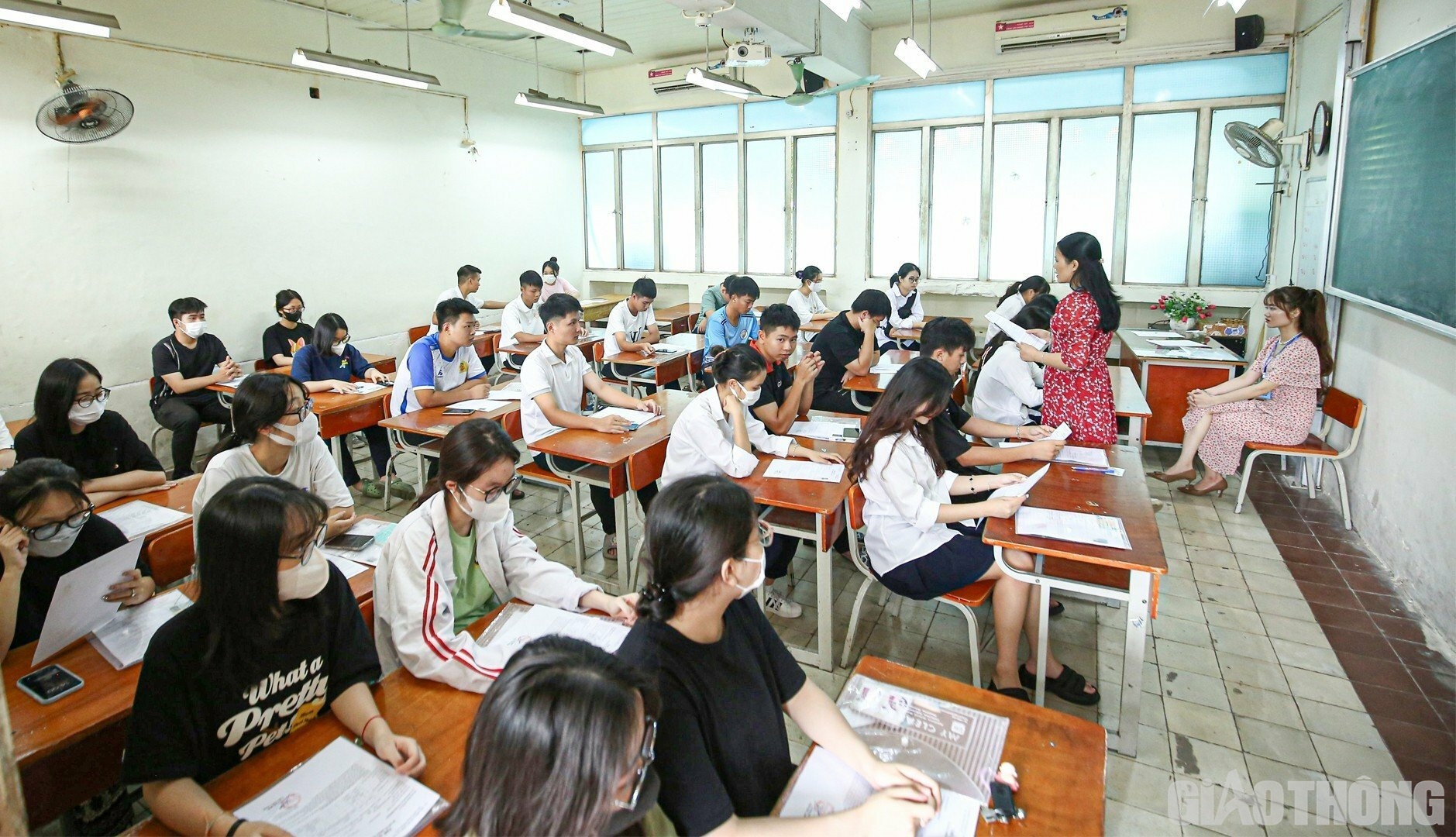 Các thí sinh có mặt ở phòng thi để làm thủ tục dự thi