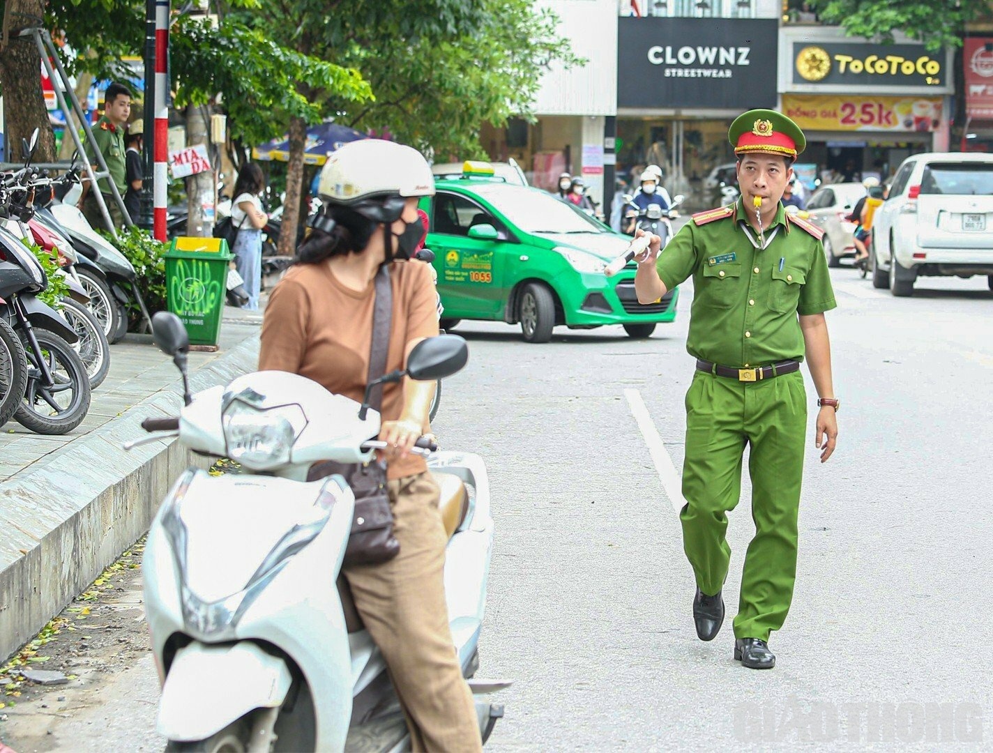 Phía bên ngoài các điểm thi, lực lượng chức năng được bố trí thành nhiều vòng để đảm bảo an ninh, phân luồng giao thông không để xảy ra tình trạng ùn tắc