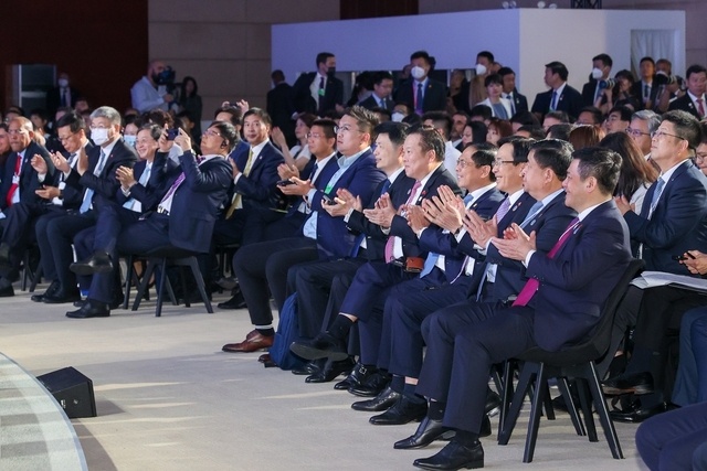 Hội nghị WEF Thiên Tân là sự kiện quan trọng hàng đầu, có quy mô lớn thứ hai của WEF sau Hội nghị thường niên tại Davos. Hội nghị năm nay thu hút sự tham dự đông đảo của hơn 1.400 đại biểu là lãnh đạo cấp Thủ tướng/Bộ trưởng của 21 quốc gia, lãnh đạo đến từ 850 tập đoàn, cơ quan, tổ chức toàn cầu. Việt Nam là 1 trong 5 nước được lựa chọn mời tham dự ở cấp Thủ tướng Chính phủ, bên cạnh Thủ tướng Trung Quốc, New Zealand, Mông Cổ và Barbados. Ảnh: VGP