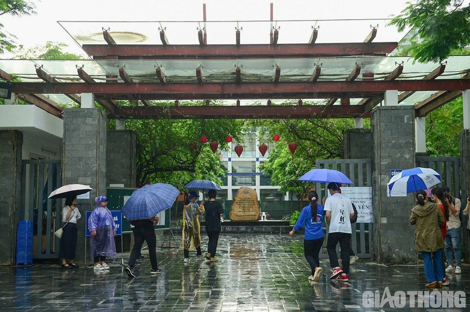 Sáng 28/6, hơn 1 triệu thí sinh trên cả nước bước vào kỳ thi tốt nghiệp THPT 2023 với môn thi đầu tiên Ngữ văn, thời gian làm bài 120 phút