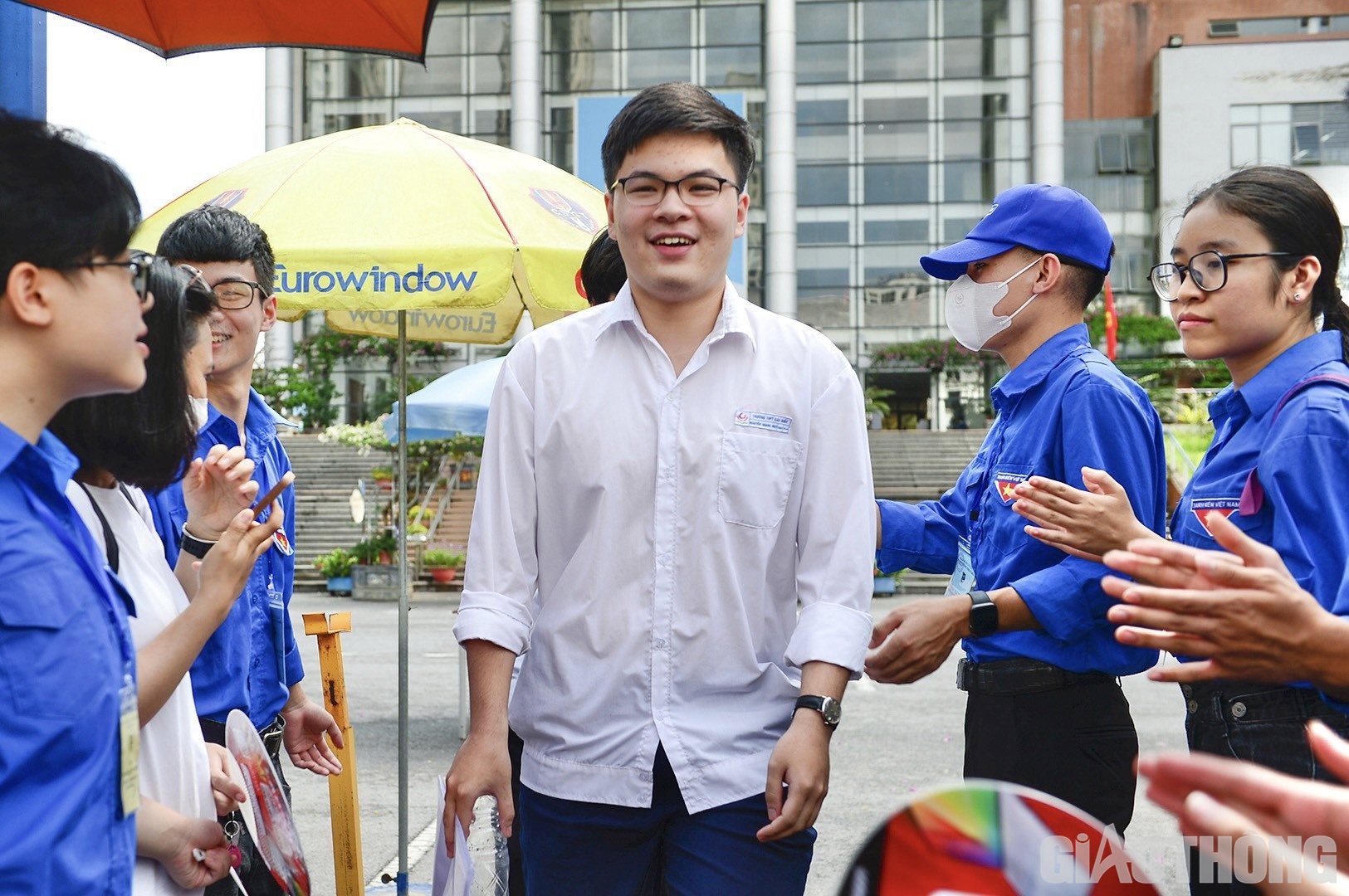 Bước ra điểm thi với tâm thế khá thoải mái, thí sinh Nguyễn Quang Huy (THPT Cầu Giấy) chia sẻ: "Mặc dù có chút bất ngờ về phần nghị luận văn học với tác phẩm Vợ nhặt của nhà văn Kim Lâm nhưng em vẫn cố gắng hết sức mình và hy vọng đạt được 7,5 điểm"